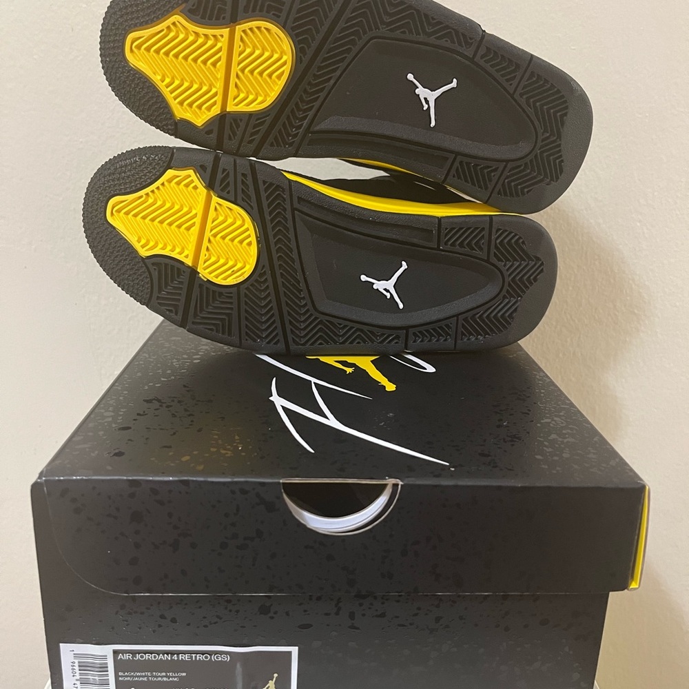 Jordan 4 Thunder - Picture 4 of 8